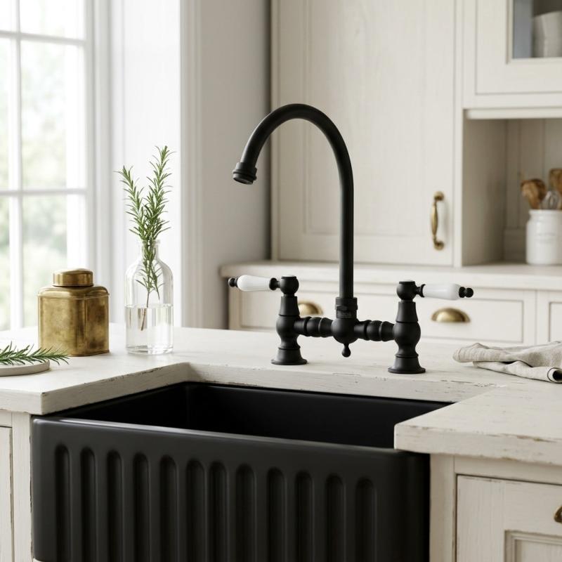 Aquanello Heritage Manor Klassieke Keuken Nostalgische Brug Keukenkraan Zwart met Witte Hendel en Ronde Uitlop BL-4001-HA
